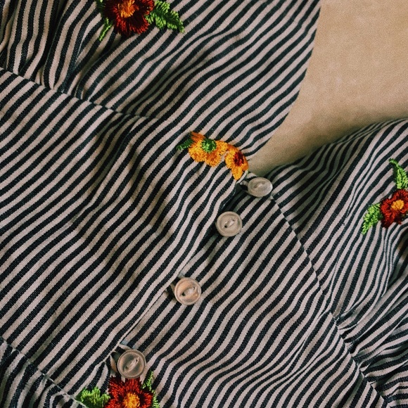 Deep V-neck blouse - Picture 3 of 5